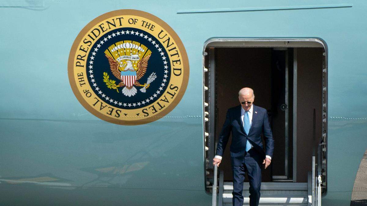 El presidente de Estados Unidos Joe Biden llega en el Air Force One al Aeropuerto Internacional de Palm Beach para hacer campaña en Florida, el 30 de enero de 2024.