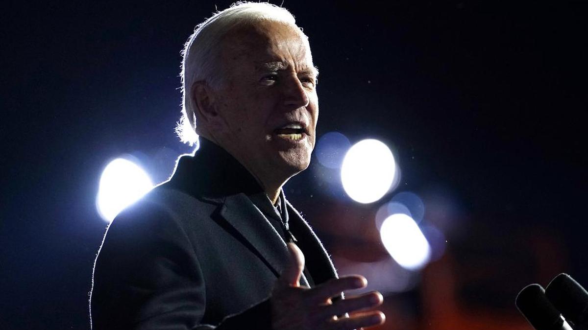 El ex vicepresidente Joe Biden, candidato presidencial demócrata, habla en un mitin en el Belle Isle Casino en Detroit, Michigan, el sábado 31 de octubre de 2020.
