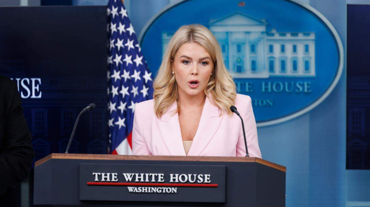La secretaria de prensa de la Casa Blanca, Karoline Leavitt, ofrece declaraciones durante una rueda de prensa en la sala de prensa James Brady de la Casa Blanca en Washington D. C., el lunes 28 de abril de 2025. 