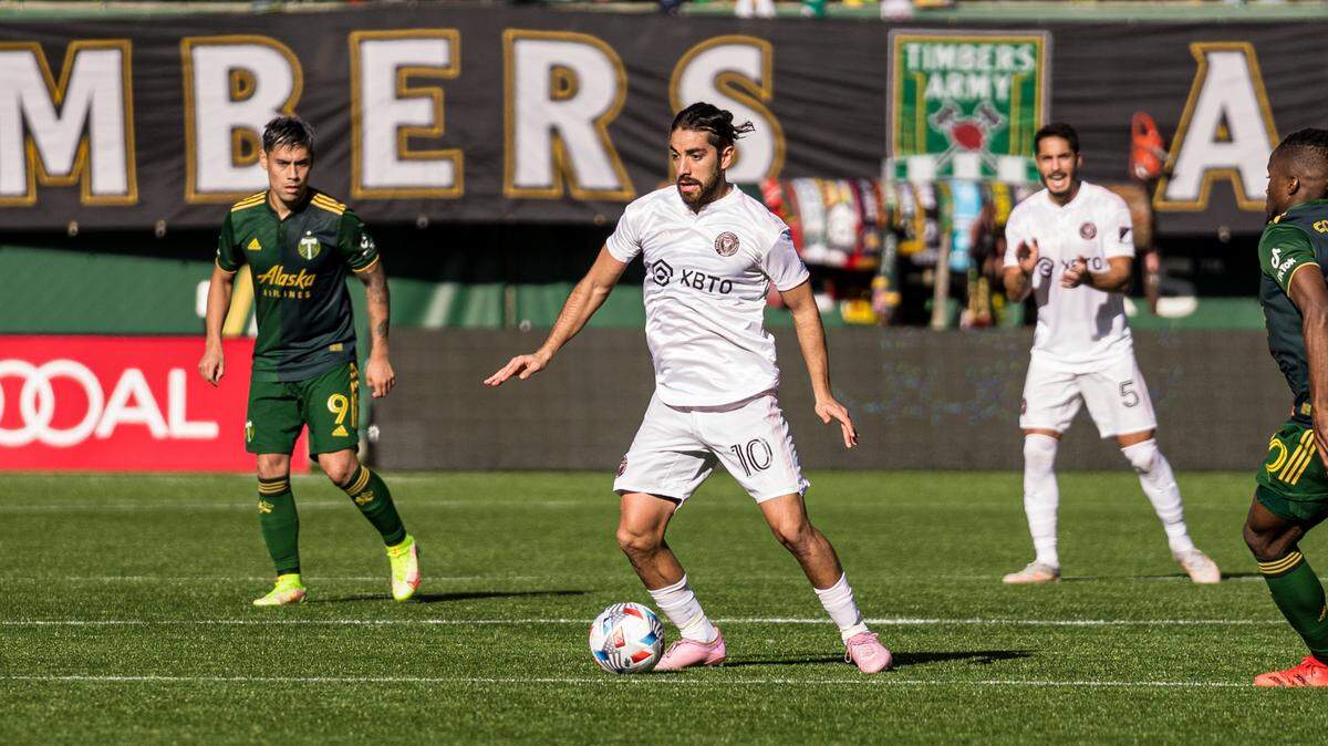 El volante del Inter Miami Rodolfo Pizarro controla el balón en el juego contra los Timbers este domingo 3 de octubre en Portland.