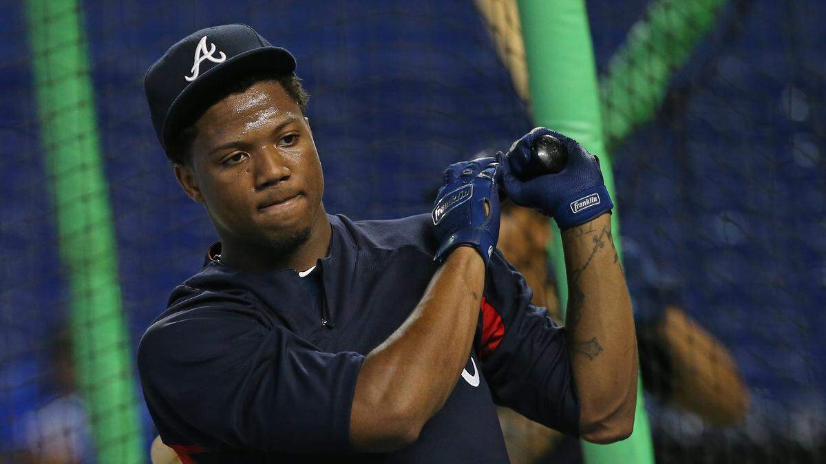 El novato venezolano de los Bravos Ronald Acuña Jr. durante una práctica de bateo antes del partido ante los Marlins, el 23 de agosto de 2018 en Miami.
