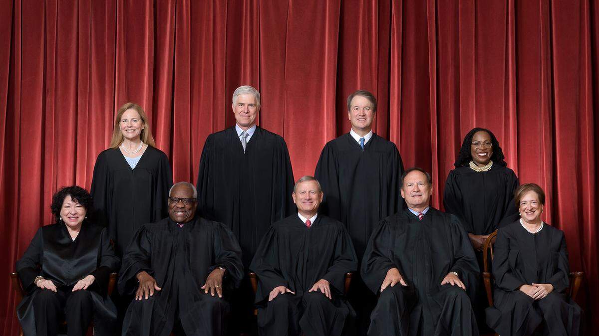 El Tribunal Supremo está formado por los jueces (sentados desde la izquierda): Sonia Sotomayor, Clarence Thomas, el presidente del Tribunal Supremo, John G. Roberts, Jr., y los jueces Samuel A. Alito y Elena Kagan. De pie, desde la izquierda: Amy Coney Barrett, Neil M. Gorsuch, Brett M. Kavanaugh y Ketanji Brown Jackson.
