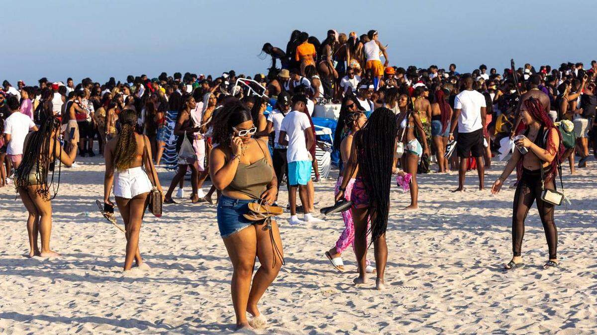 Las multitudes de las vacaciones de primavera abarrotan South Beach el 18 de marzo de 2023. Pero, este año, la Comisión Municipal de Miami Beach votó para evitar que los visitantes usen los garajes y estacionamientos públicos de la popular zona durante los dos fines de semana más concurridos de marzo, subiendo el precio para estacionarse a una tarifa plana de $100.