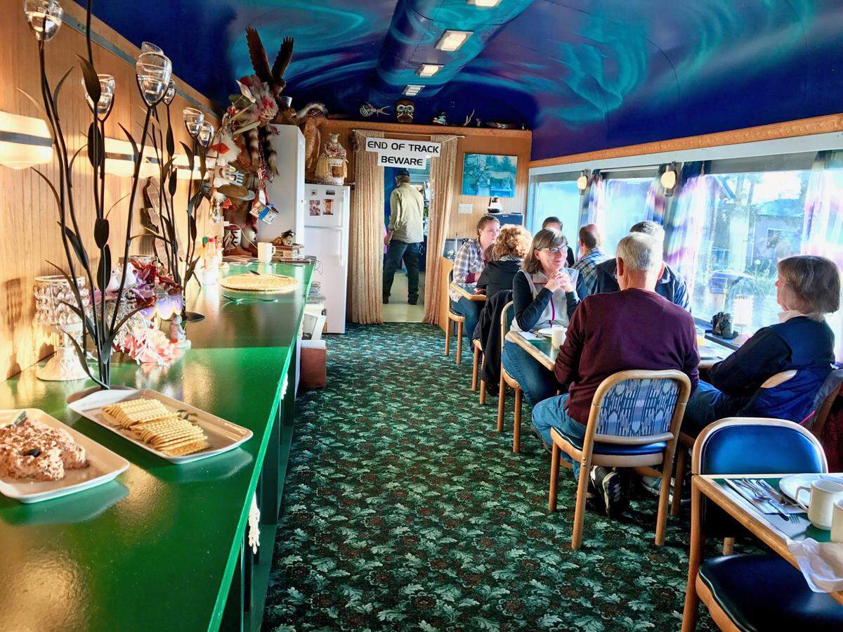 El comedor del Aurora Express, el magnífico y curioso hotel ubicado en Alaska, Estados Unidos, dentro de un antiguo tren.