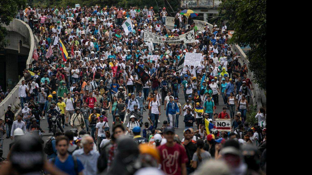 Una multitud participa en una manifestación este viernes 02 de junio de 2017, en Caracas (Venezuela). Cientos de opositores venezolanos marchan el viernes en la capital hacia la sede del canal estatal VTV para pedir a este medio "que diga la verdad" frente a la crisis social y política que vive el país en medio de una ola de protestas que ha dejado 62 muertos y un millar de heridos. 