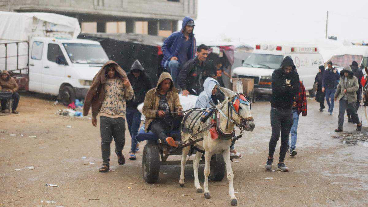 Una familia palestina se desplaza en una carreta en el pueblo de Khuzaa, cerca de la barrera fronteriza entre el sur de Gaza e Israel, el martes 28 de noviembre de 2023.