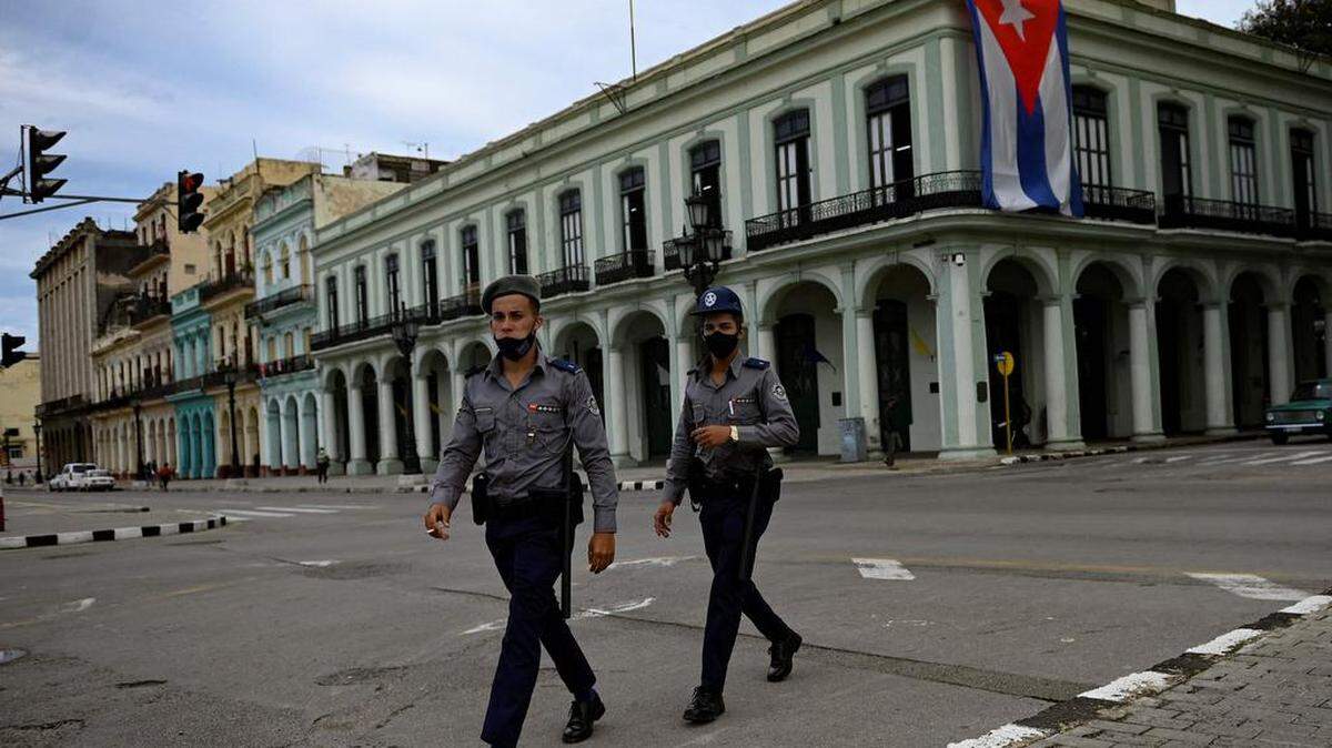 Policías caminan cerca del Capitolio de La Habana, el 15 de noviembre de 2021. YAMIL LAGE / AFP a través de Getty Images