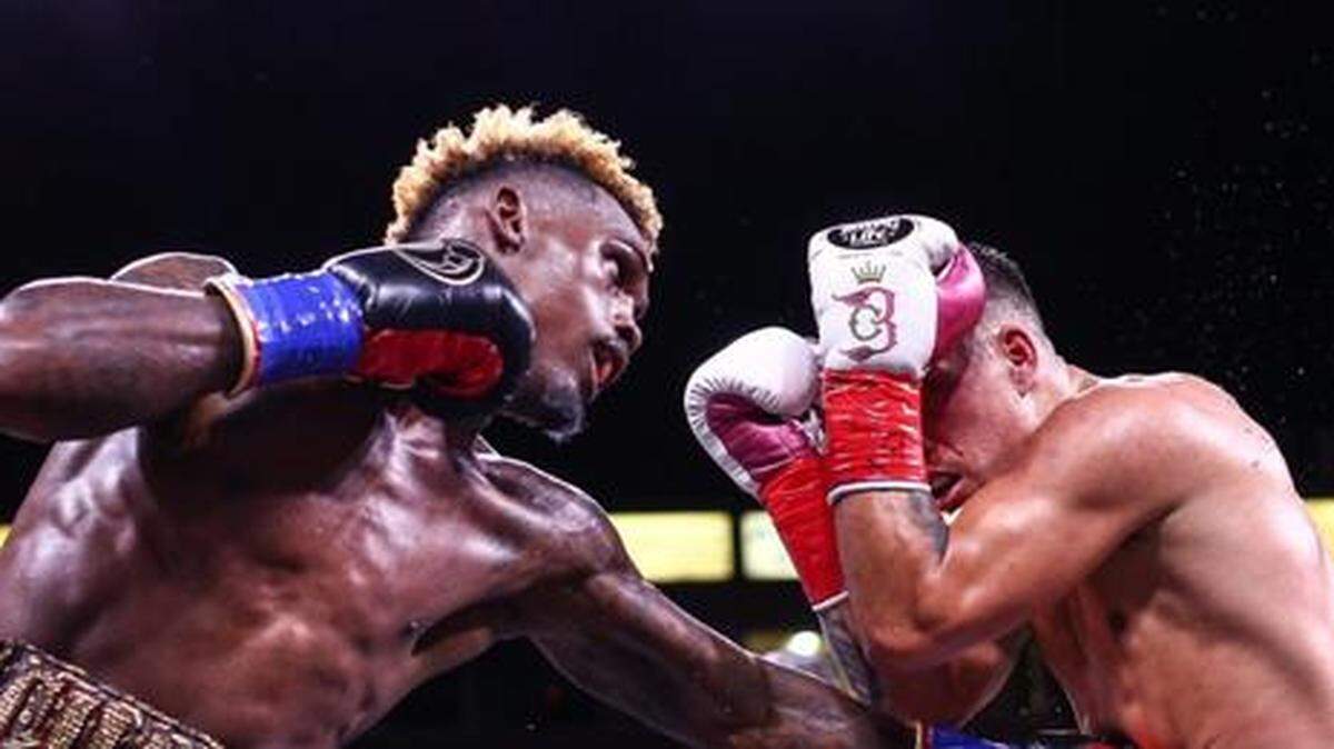 Jermell Charlo derrota a Brian Castaño (d) en Carson, California para unificar los cuatro cinturones en las 154 libras.