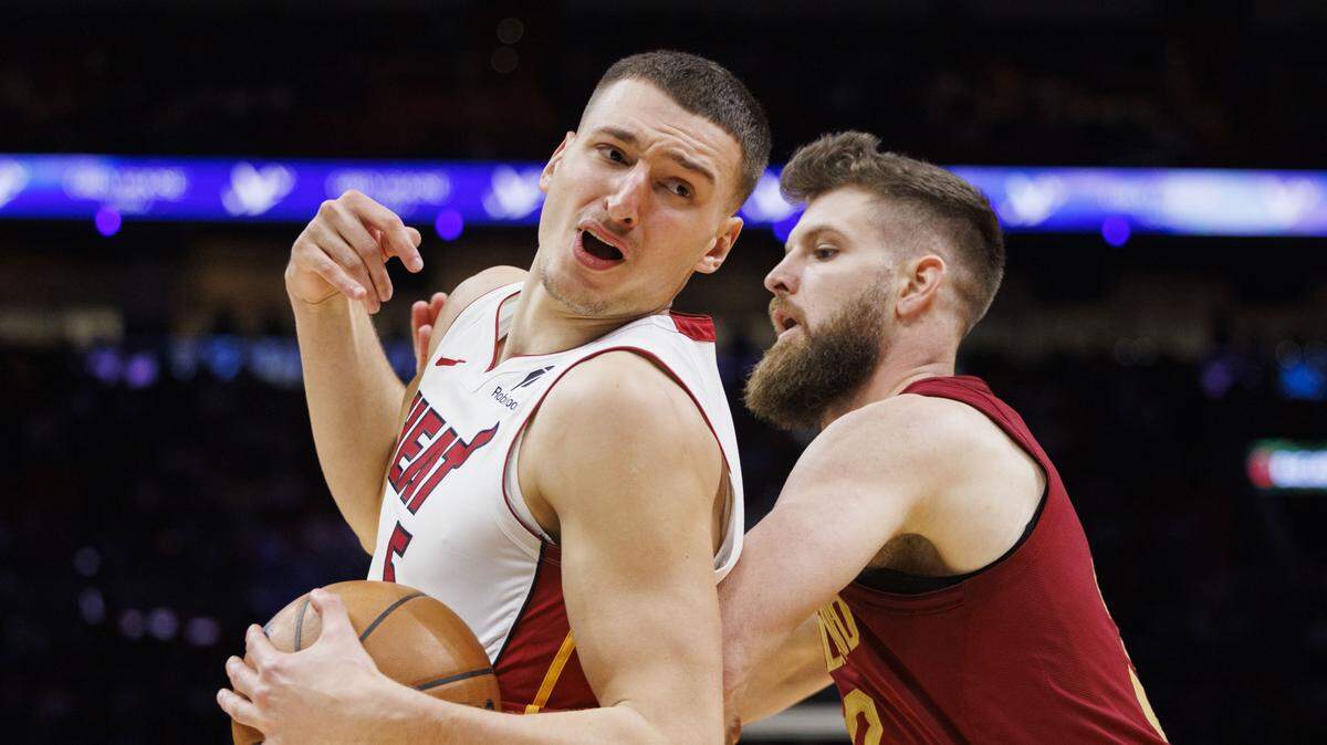 El jugador del Heat Nikola Jovic (izq.) es marcado por Dean Wade, de los Cavaliers de Cleveland, en el partido celebrado el 10 de noviembre de 2025 en Miami.