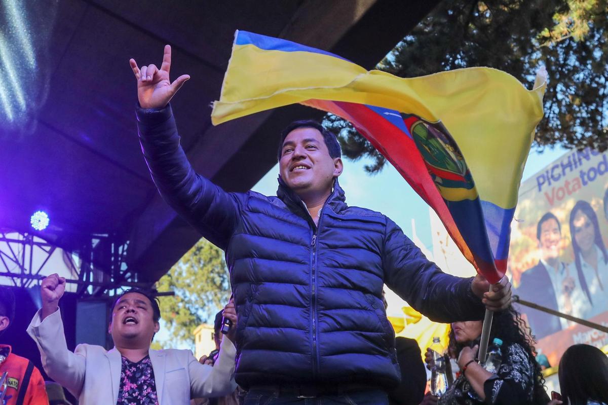 AndrÃ©s Arauz, candidato presidencial de la Alianza UniÃ³n por la Esperanza (UNES) saluda a simpatizantes reunidos en la sede de su campaÃ±a en Quito, Ecuador, luego del cierre de las urnas para una segunda vuelta de las elecciones presidenciales el domingo 11 de abril de 2021. (AP Foto/Dolores Ochoa)