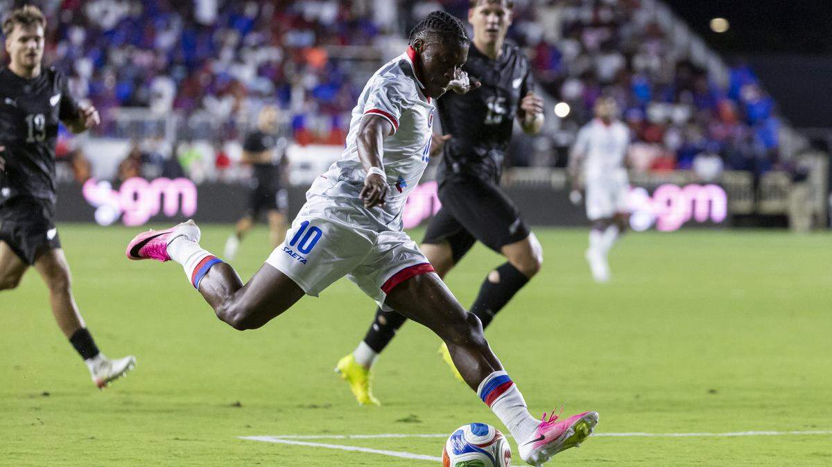 El centrocampista haitiano Jean-Ricner Bellegarde (10) realiza un disparo contra Nueva Zelanda en la segunda mitad del partido amistoso celebrado el 2 de junio de 2026, en Fort Lauderdale, Florida.