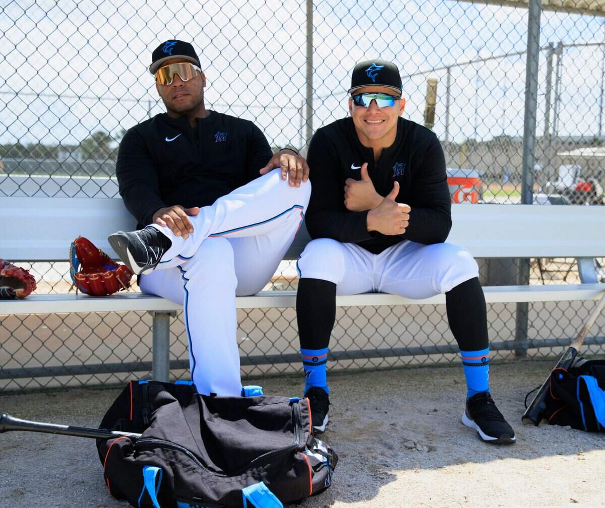 Los venezolanos Jesús Aguilar y Avisail García (der.) posan en la pretemporada el 14 de marzo de 2022 en el Roger Dean Stadium de Jupiter, Florida.