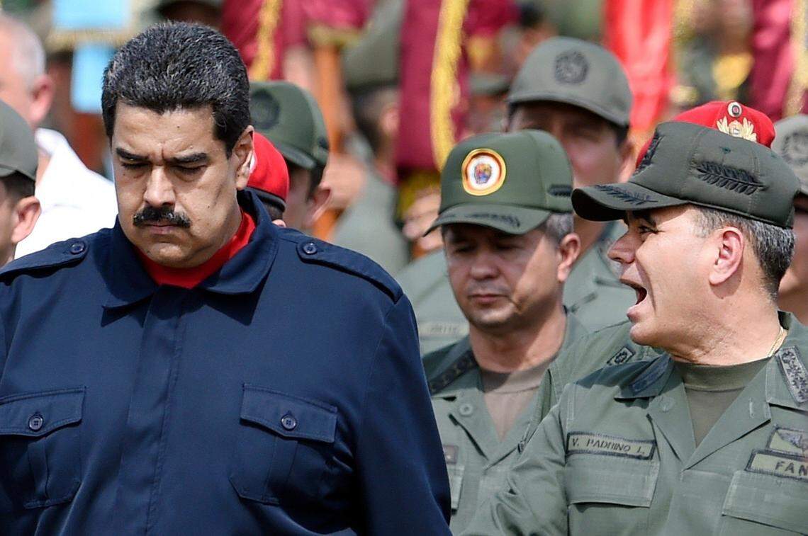 Archive photo of Nicolás Maduro with Defense Minister Vladimir Padrino López during a military march in Caracas.
