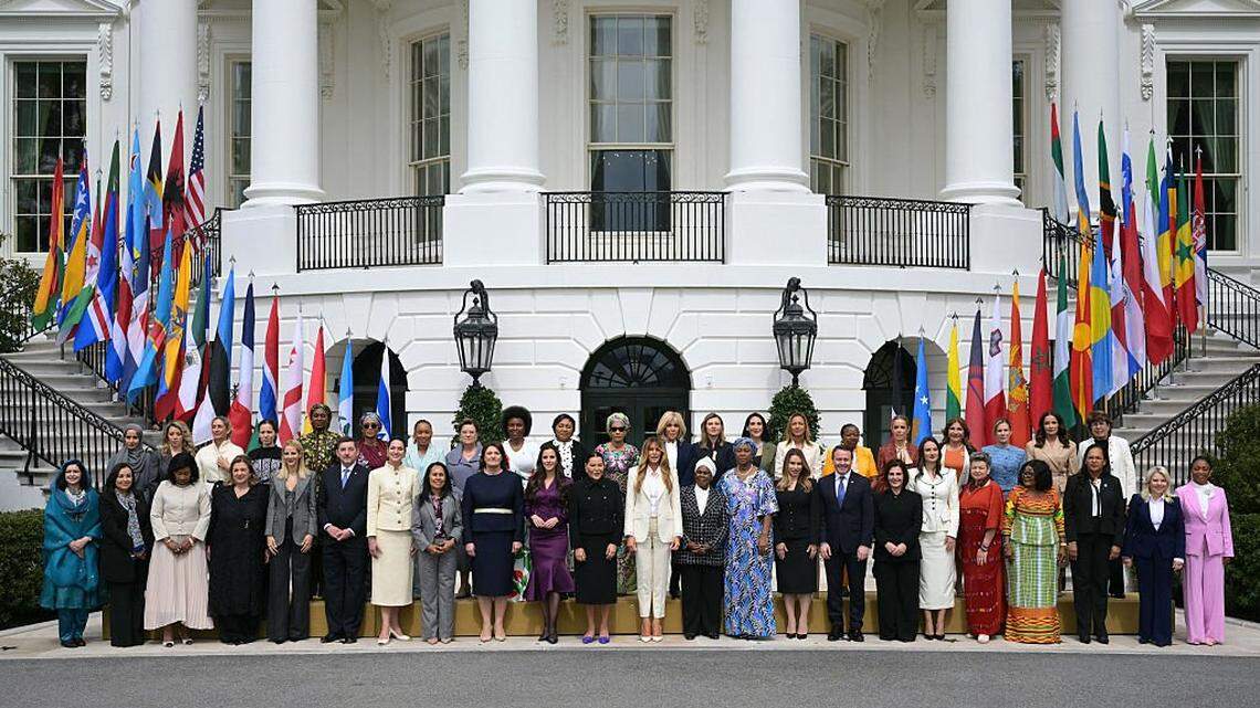 Melania Trump aparece con un robot humanoide en una cumbre sobre educación y tecnología