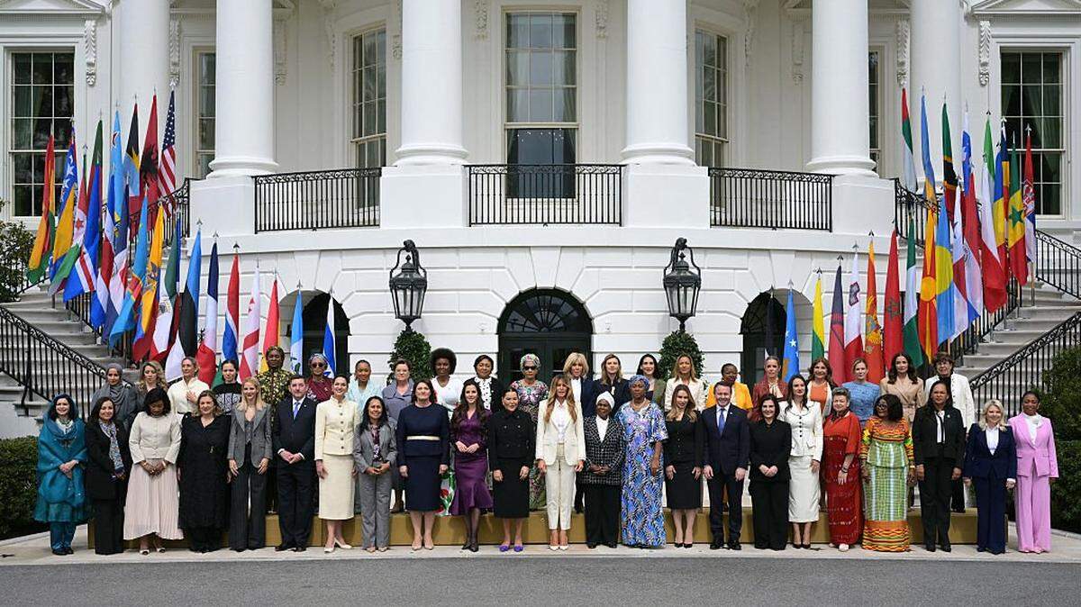La primera dama de EEUU, Melania Trump (c), posa junto a los cónyuges de líderes mundiales durante la reunión inaugural de la Coalición Global, Fomentando el futuro juntos (Fostering the Future Together) en la Casa Blanca, en Washington, D.C., el 25 de marzo de 2026.