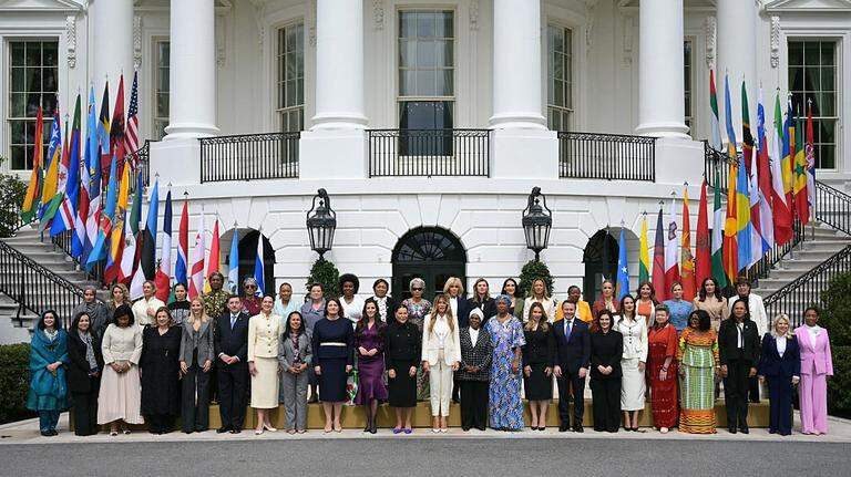 Melania Trump aparece con un robot humanoide en una cumbre sobre educación y tecnología