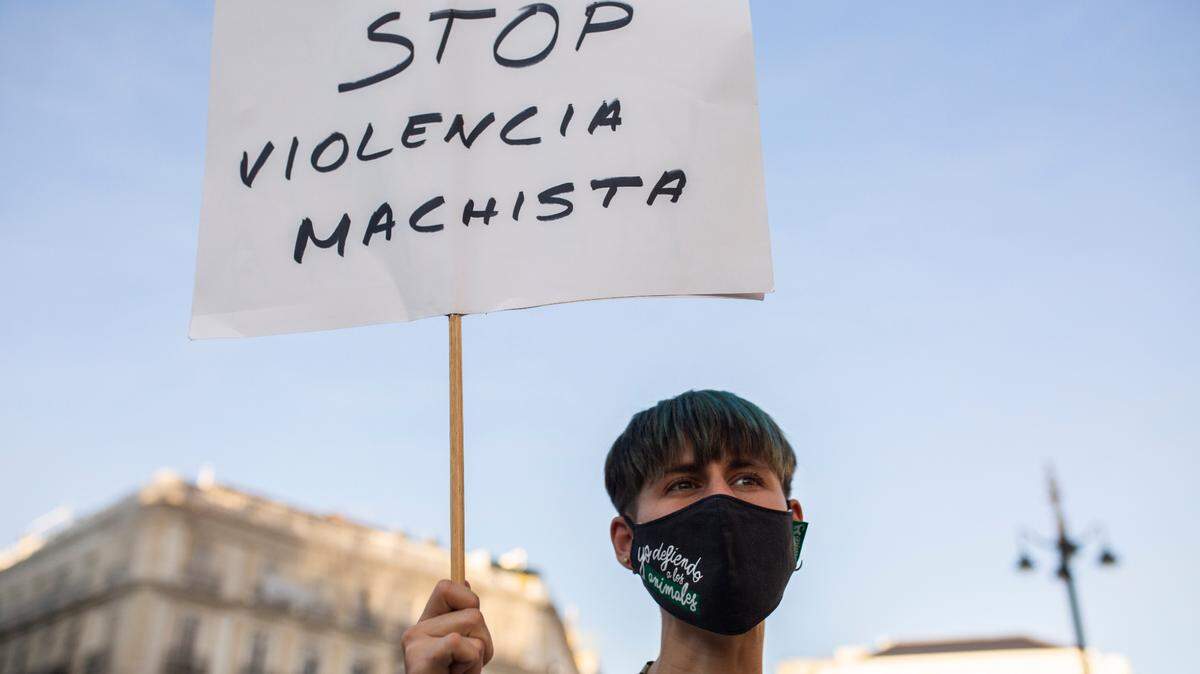 Foto Archivo - Una mujer sostiene una pancarta en una concentración para exigir “El Pacto de Estado Contra la Violencia de Género”, a 6 de agosto de 2021, en la Puerta del Sol, Madrid, (España).