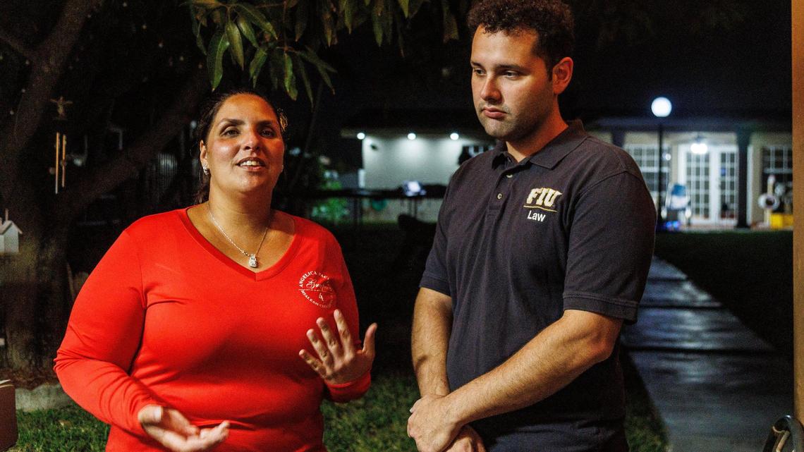 La candidata Angélica Pacheco junto al concejal Bryan Calvo celebra su victoria por el grupo IV de Hialeah contra la concejal Vivian Casáls-Muñoz. Pacheco habla con simpatizantes este martes 07 de noviembre de 2023.