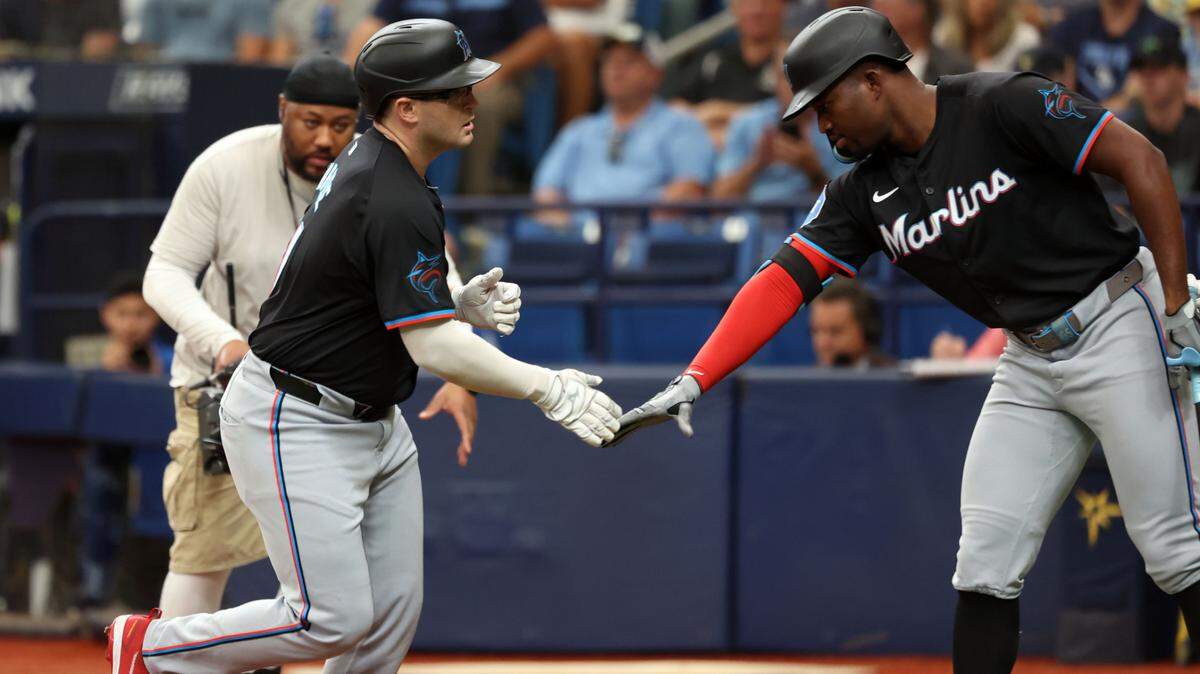 El primera base de los Marlins de Miami Jonah Bride (izq.) celebra con el jardinero Jesús Sánchez tras pegar un jonrón en el segundo inning del partido ante los Rays, celebrado el 31 de julio de 2024 en el Tropicana Field, en St Petersburg, Tampa.