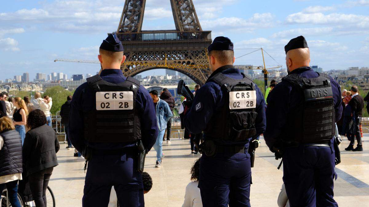 Debido al ataque de Irán a Israel y al aumento de las agresiones antisemitas, Francia ha ordenado aumentar la seguridad alrededor de las sinagogas y las escuelas judías. En la foto, agentes policiales vigilan los alrededores de la Torrei Eiffel en París, el 10 de abril de 2024.