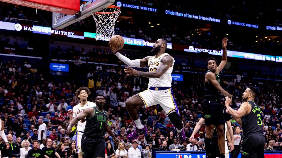 La estrella de los Lakers de Los Angeles LeBron James entra al aro ante la marca de Herbert Jones, de los Pelicans, en el partido celebrado el 14 de abril de 2024 en Nueva Orleans.
