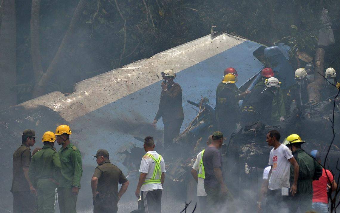 Fotografía tomada en la escena del accidente después de que un avión se estrellara después de despegar del aeropuerto José Martí de La Habana, el 18 de mayo de 2018.