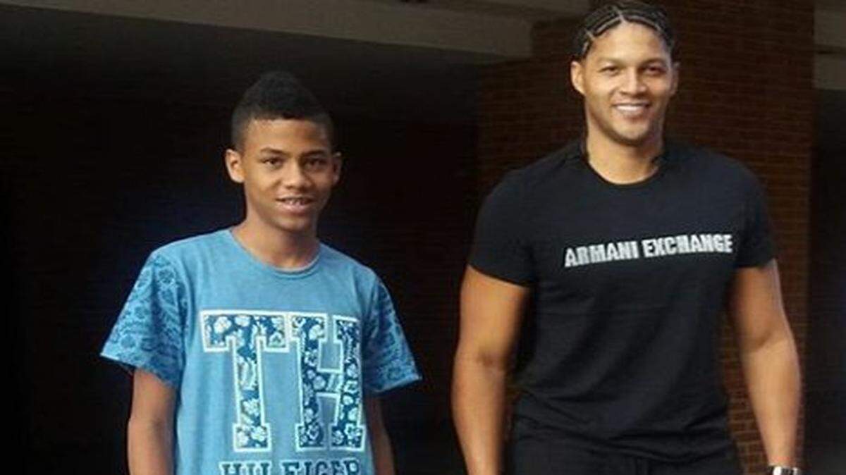 Juan Manaure junto a su hijo. Twitter
