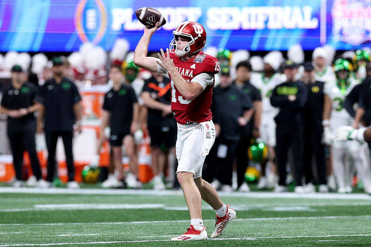 Con Fernando Mendoza a la cabeza, los Hoosiers de Indiana salen como favoritos ante los Huracanes en la final del football universitario, el lunes en Miami.  
