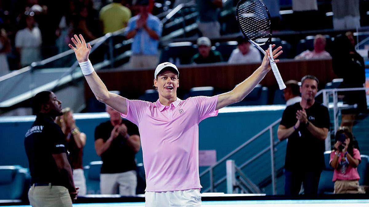 El italiano Jannik Sinner avanzó este viernes a la final del Masters 1000 de Miami, en la que chocará frente al checo Jiri Lehecka por su segunda corona del torneo.