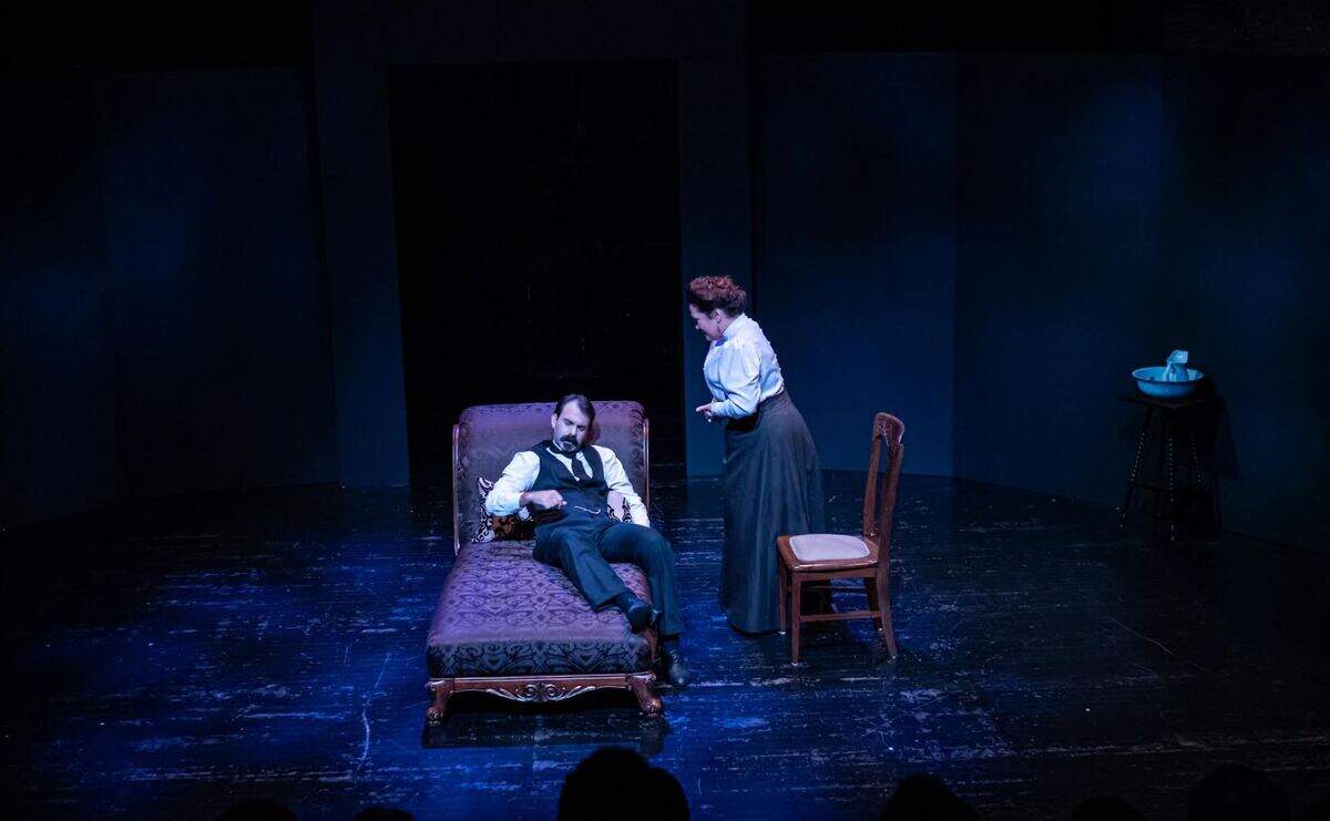 José Martí (Caleb Casas) y Rachel Pastor (Carmen Miyares) en otra escena de “Hierro”, que entre el 27 de julio y el 6 de agosto tuvo dos semanas de funciones en el Black Box Theater del Miami Dade County Auditorium.
