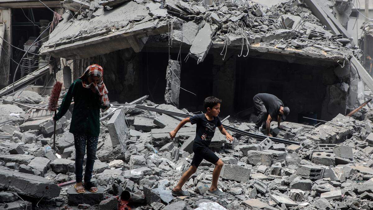 Varias palestinos examinan el daño causado por un bombardeo israelí el viernes 8 de agosto de 2025, en Ciudad de Gaza.