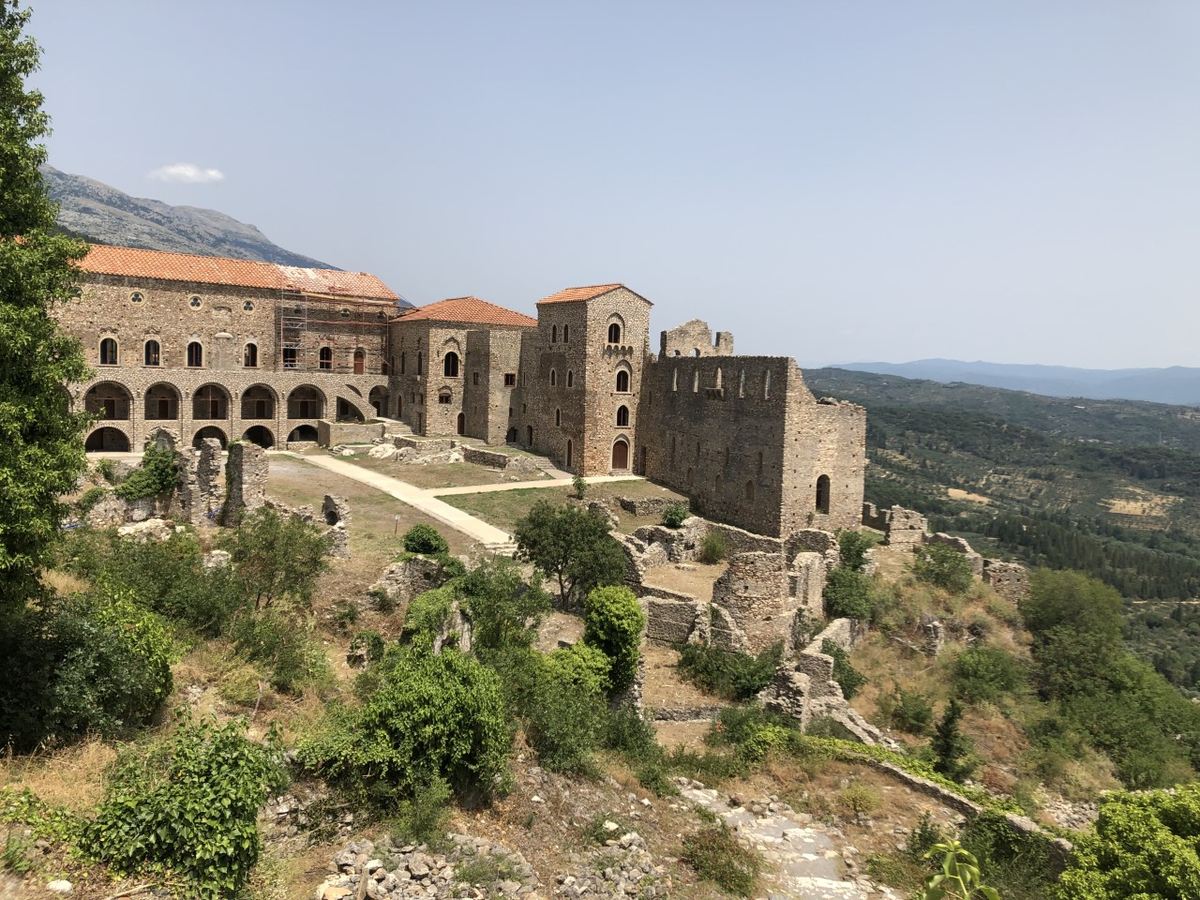 Vista del Palacio de los Déspotas. Este palacio fue el segundo palacio más importante del Imperio bizantino, después de Constantinopla. Fue la casa del Déspota de Mystras y está ubicada en el punto más alto del sitio.