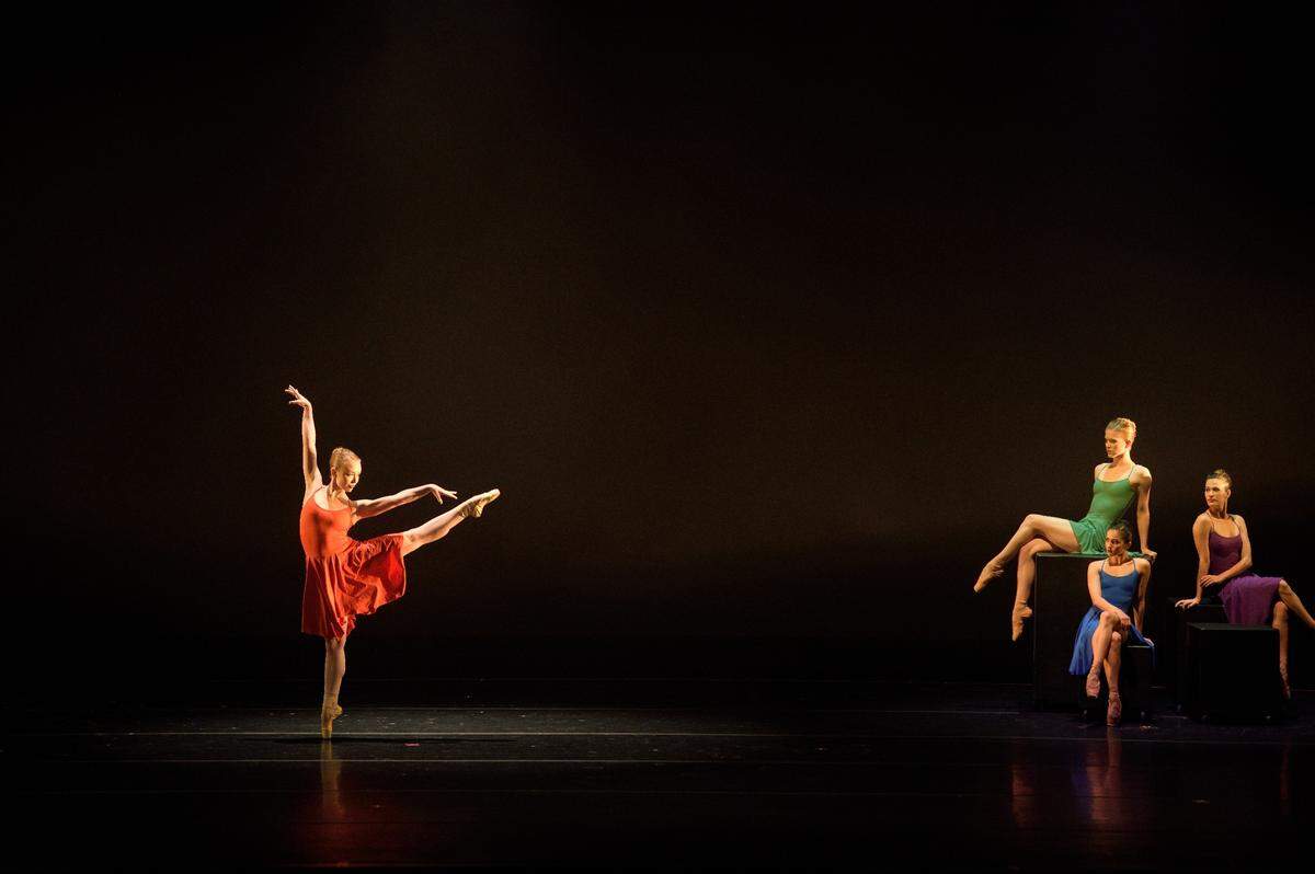 Los bailarines de Dimensions Dance Theatre of Miami (DDTM) en “Imagined Notions” de Yanis Pikieris, coreógrafo residente de la compañía.