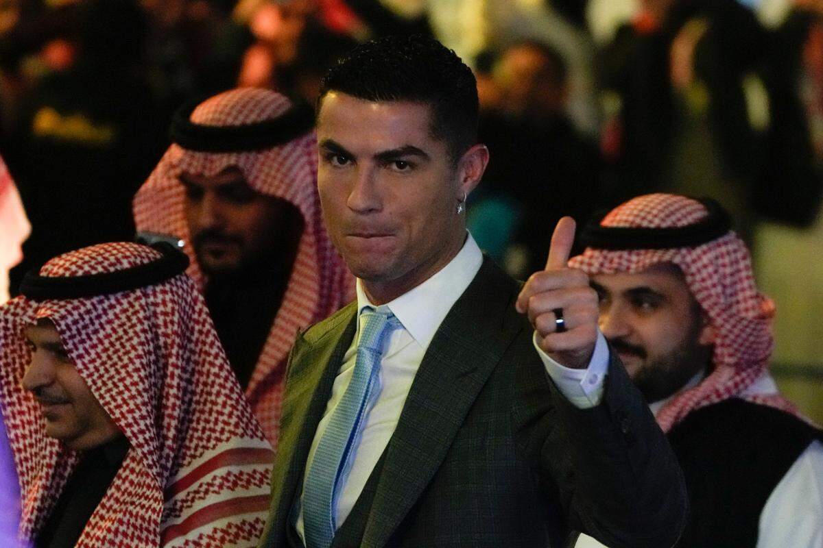 Cristiano Ronaldo posa durante su presentación oficial como nuevo miembro del club de fútbol Al Nassr en Riyadh, Arabia Saudí, el 3 de enero de 2023.