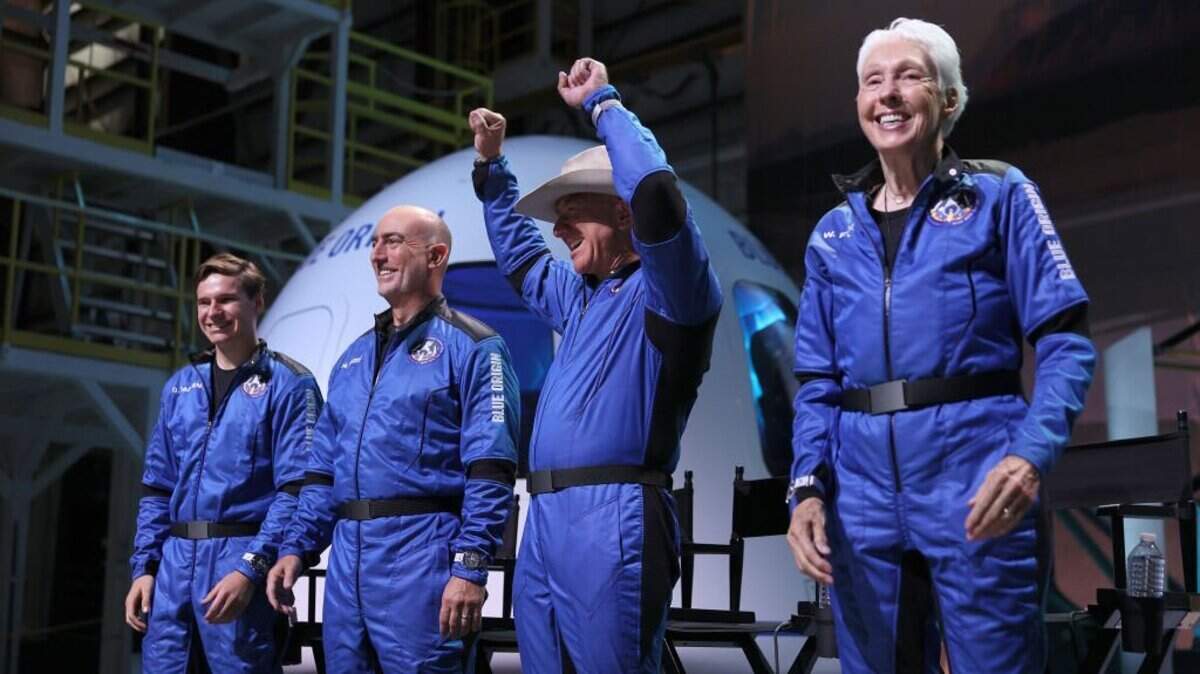 El equipo New Shepard de Blue Origin (de izq.a der.), Oliver Daemen, Mark Bezos, Jeff Bezos y Wally Funk, celebran una conferencia de prensa el 20 de julio de 2021 en Van Horn, Texas. Bezos y la tripulación que voló con él fueron el primer vuelo espacial humano de la compañía.