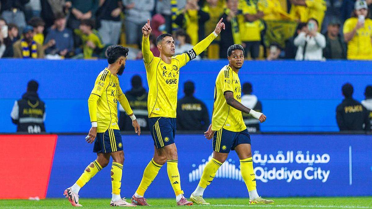 Un doblete del portugués Cristiano Ronaldo proporcionó otra victoria, la décima en otros tantos partidos, al Al Nassr sobre el Al Okhdood en la Liga de Arabia Saudí. 