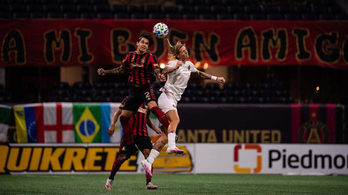 Brek Shea, autor del gol del triunfo de Inter Miami, disputa de cabeza un balón con el zaguero del Atlanta United Franco Escobar (2) en el Mercedes-Benz Stadium en Atlanta, este sábado 19 de septiembre de 2020.