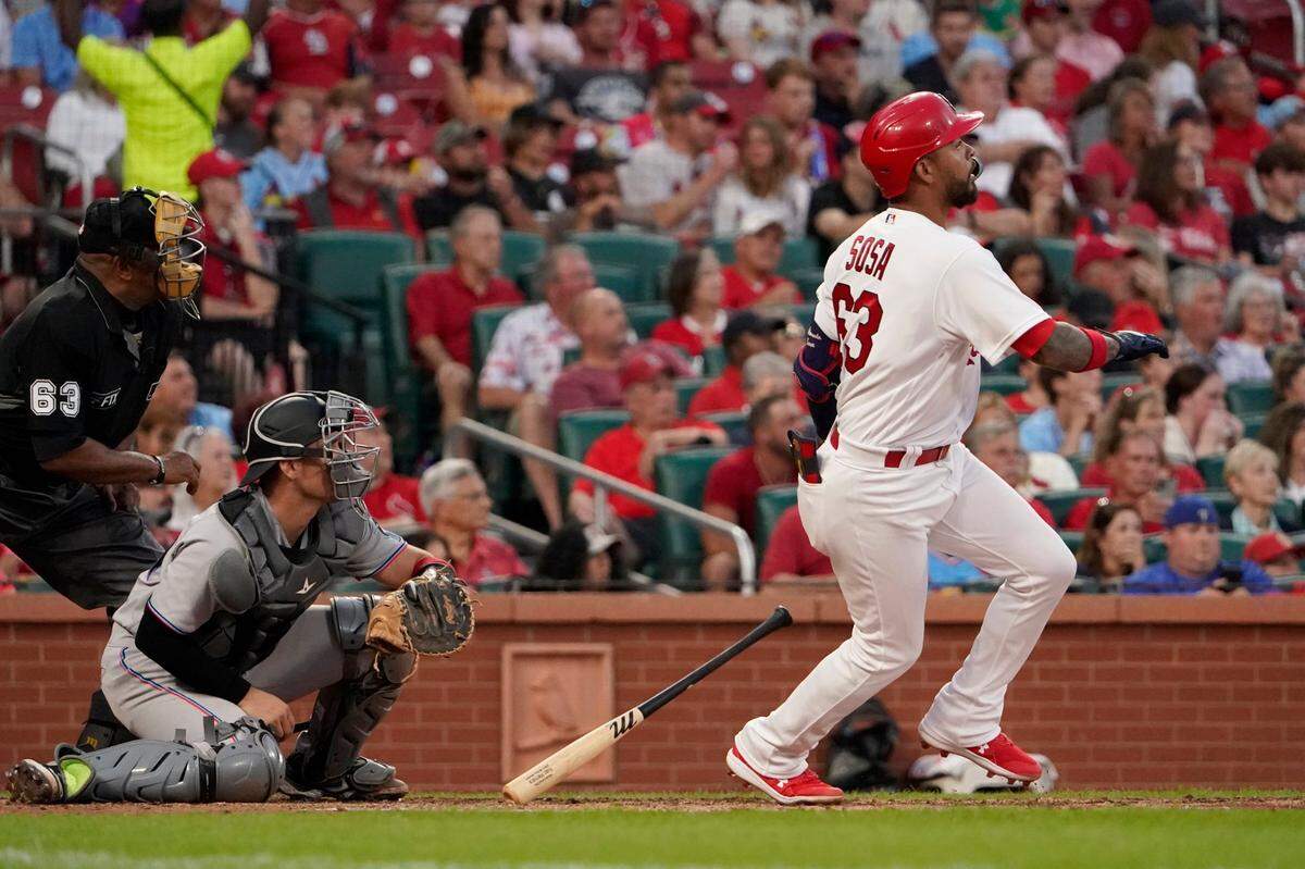 El torpedero de los Cardenales Edmundo Sosa batea un triple en el quinto inning del partido ante los Marlins de Miami, celebrado el 28 de junio de 2022 en San Luis.