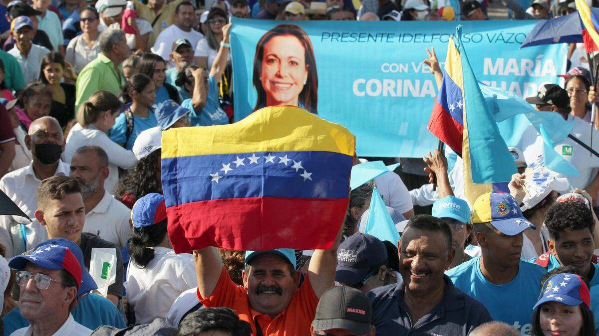 Simpatizantes de María Corina Machado asisten a un acto de campaña con la candidata de la oposición, el 11 de agosto de 2023, en Maracaibo, Venezuela.