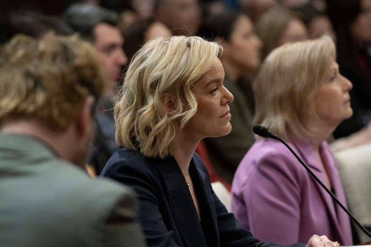 La presidenta y directora ejecutiva de la Radio Pública Nacional, Katherine Maher (izquierda), y la presidenta y directora ejecutiva del Servicio de Radiodifusión Pública, Paula Kerger, responden a las preguntas de la representante de los Estados Unidos Marjorie Taylor Greene (republicana de Georgia) durante una audiencia del Subcomité sobre Eficiencia Gubernamental del Comité de Supervisión y Reforma Gubernamental de la Cámara de Representantes titulada “Ondas antiamericanas: Responsabilidad de los directores de NPR y PBS” en la sala de audiencias de la galería de radio y televisión de la Cámara de Representantes en Washington, DC, el miércoles 25 de marzo de 2025.
