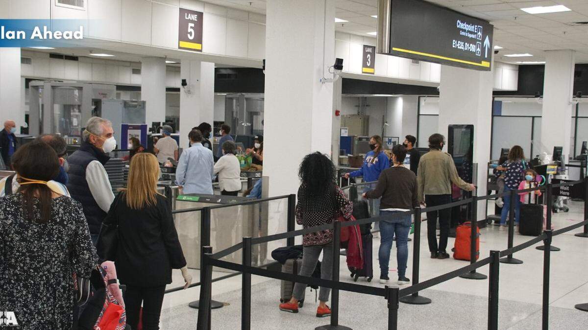 Todos los viajeros sin excepción pueden reservar con antelación a través de la aplicación MIA Reserve los primeros puestos de la fila en el punto de control de seguridad de la TSA en el Aeropuerto Internacional de Miami (MIA).