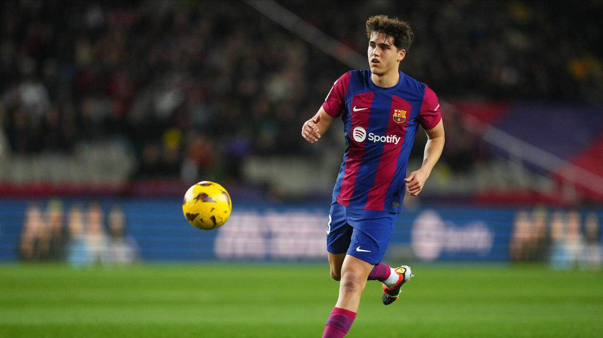 En el defensa catalán Pau Cubarsí confluyen la clase de Rafa Márquez, la salida del balón de Gerard Piqué, la anticipación de Carles Puyol y el desplazamiento en largo de Ronald Koeman.