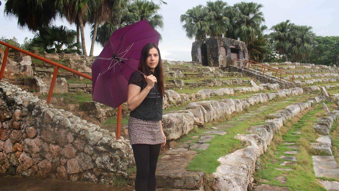 La actriz Lynn Cruz en el corto ‘Vivir en junio con la lengua afuera’, de Coco Fusco, se presentará en la Tate Modern de Londres