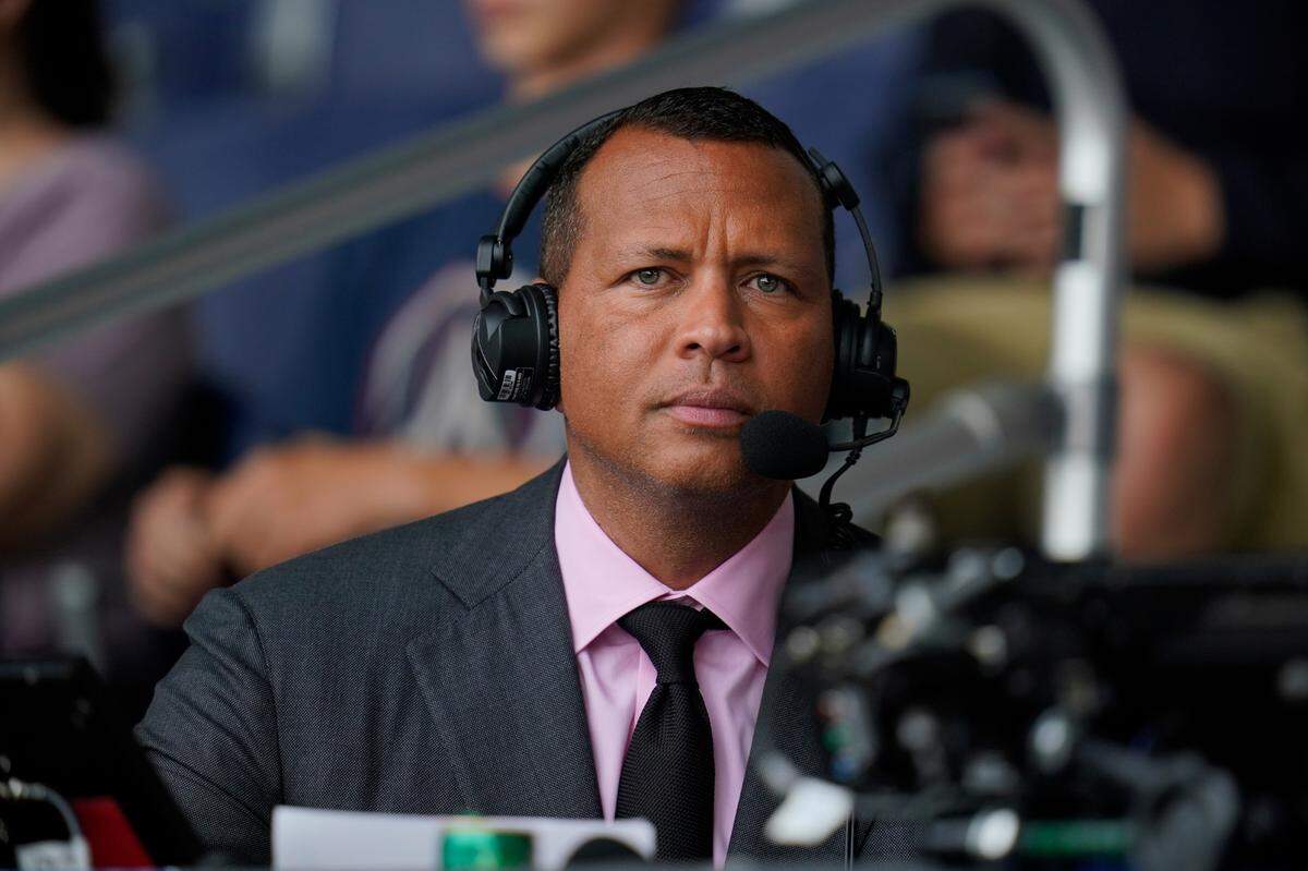 Alex Rodríguez, como presentador de ESPN, mira el juego de la Little League Classic entre Cleveland Indians y Los Angeles Angels en el Bowman Stadium en Williamsport, Pensilvania, en agosto. A-Rod es también un empresario que invierte en bienes raíces en Miami.
