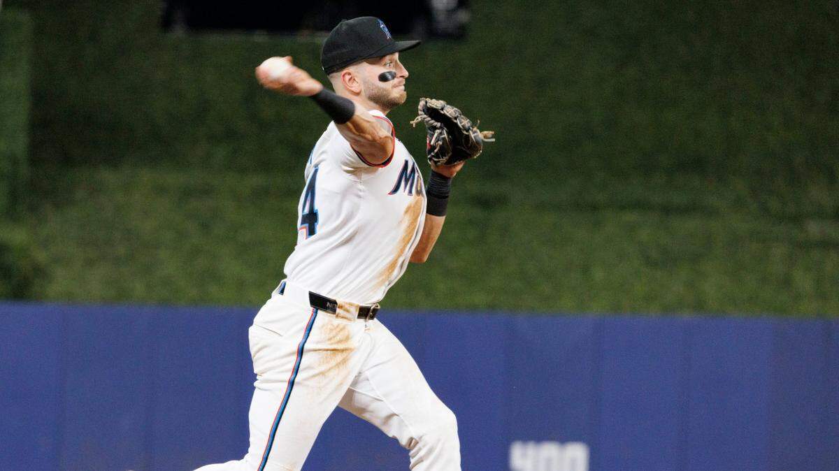 El tercera base de los Marlins Connor Norby tira a la inicial en el primer inning del partido ante los Nacionales de Washington, celebrado el 3 de septiembre de 2024 en Miami.