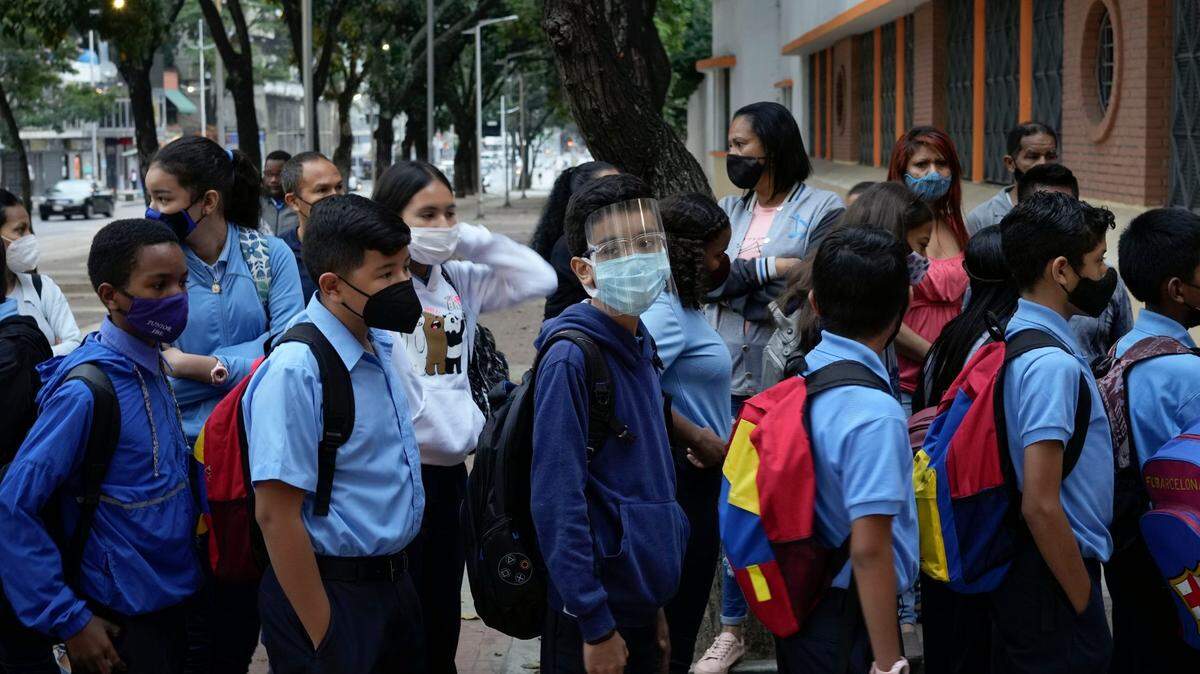 Estudiantes hacen fila para entrar a la escuela pública Andrés Bello para su primer dí­a de clases presenciales en medio de un aumento de los casos de COVID-19 en Caracas, Venezuela, el 17 de enero de 2022.