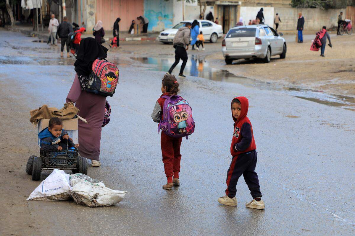 Una familia abandona su casa en la ciudad de Rafah, al sur de la Franja de Gaza, el lunes 6 de mayo de 2024.