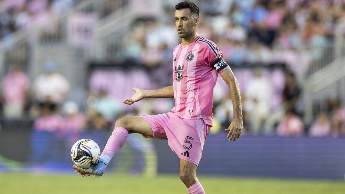 El mediocampista del Inter Miami Sergio Busquets controla el balón en el partido de la Leagues Cup contra Necaxa, celebrado el  2 de agosto de 2025, en Fort Lauderdale, Florida.