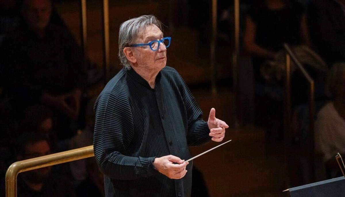 Michael Tilson Thomas, dirigiendo la New World Symphony durante la temporada 2023-2024. 