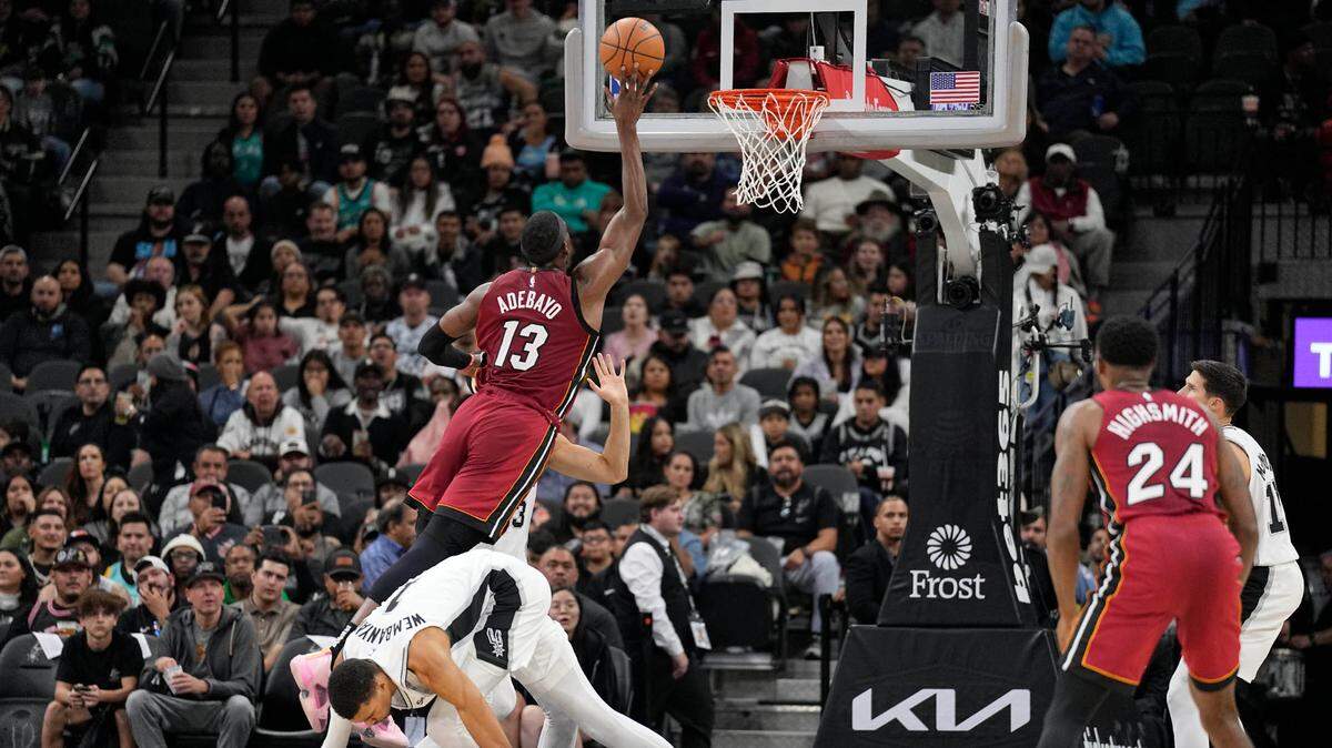 El centro del Heat de Miami Bam Adebayo tira al aro sobre la defensa de Victor Wembanyama, de los Spurs, en el partido celebrado el 12 e noviembre de 2023 en San Antonio.